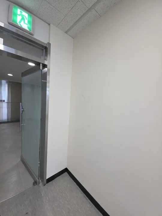 사무실 탕비실 개수대 설치 전 빈 공간
