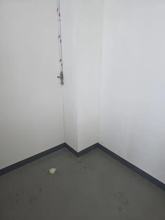 배관만 있는 개수대 설치 전 벽면