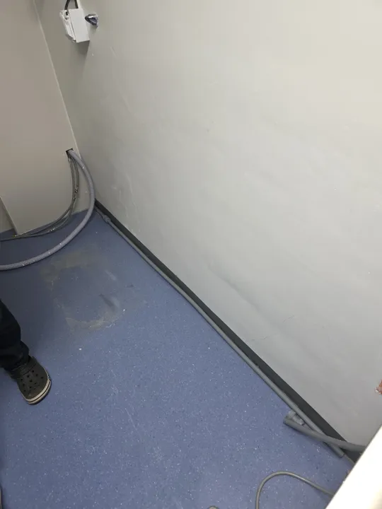 광교 신도시 신축 상가 배관 공사를 앞둔 골조 상태의 빈 주방 공간