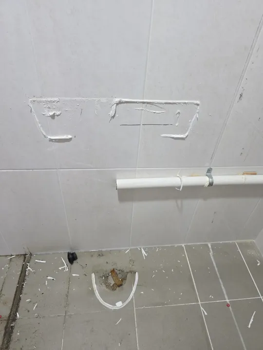 타일 벽면 정리 전 배관 노출 모습