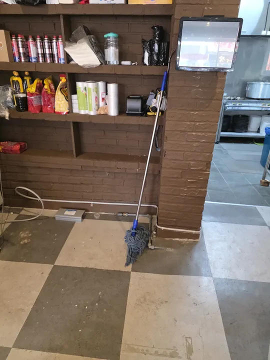 수납선반 옆 개수대 설치 전 빈 공간