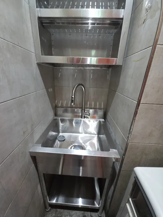 카페 협소 코너에 상부 선반을 갖춘 업소용 싱크대 설치 완료