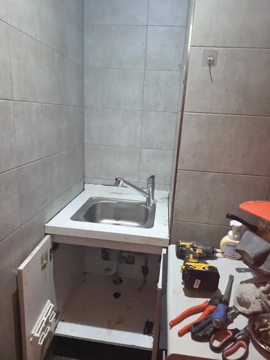 카페 협소 코너에 낡은 소형 싱크대가 설치된 교체 전 모습